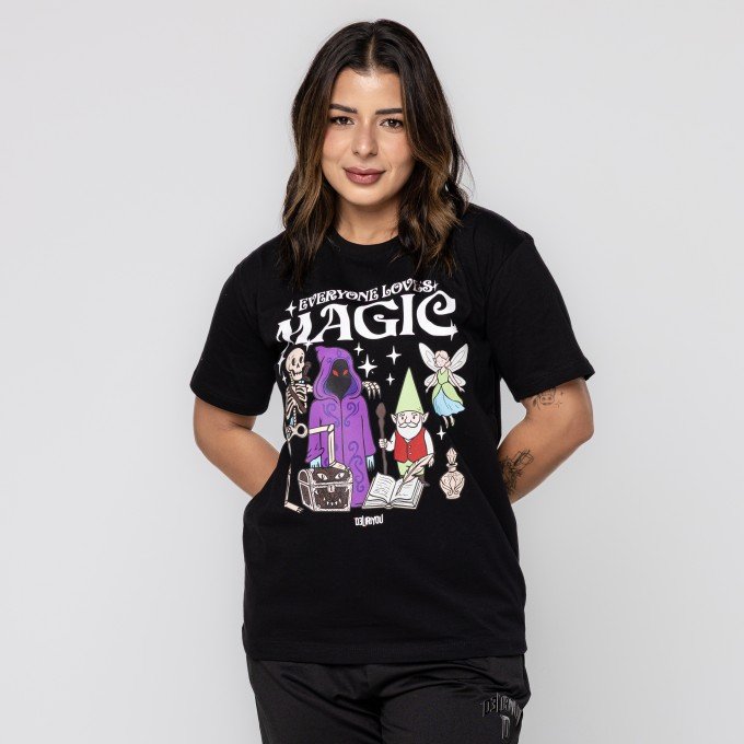 Camiseta Everyone Loves Magic