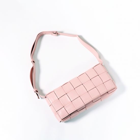 Bolsa Baguete Rosê Crossover Trama