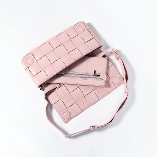 Bolsa Baguete Rosê Crossover Trama
